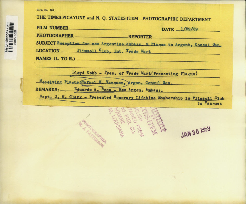 1969 Press Photo Lloyd Cobb gives plaque to Argentine officers at Plimsoll Club