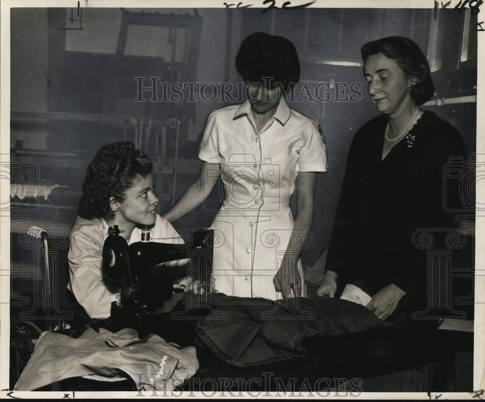1961 Press Photo Jimmielea Webb tries sewing machine at Tulane rehab unit