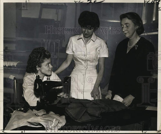 1961 Press Photo Jimmielea Webb tries sewing machine at Tulane rehab unit
