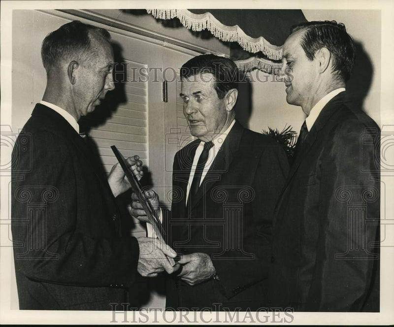 Load image into Gallery viewer, 1967 Press Photo TV Business School Alumni at Masson's. - noc53344
