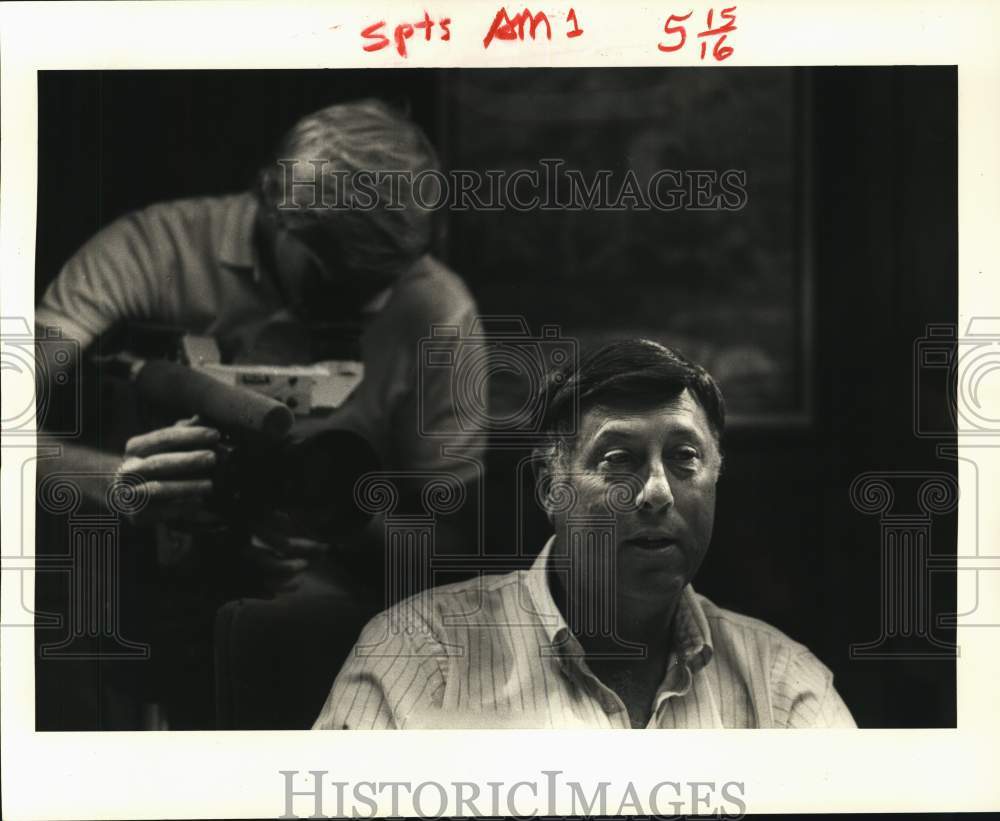 1985 Press Photo Mike Bownum &amp; Hindman Wall interviewed at Tulane University- Historic Images