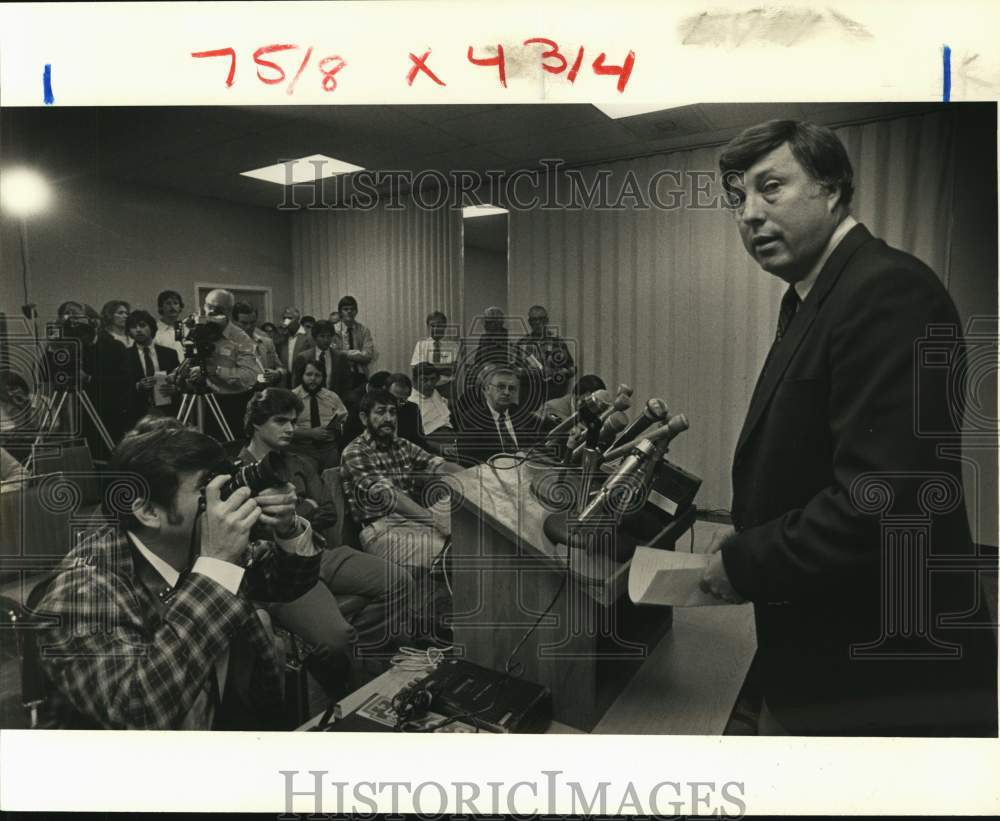 1982 Press Photo Hindman Wall, Tulane Athletic Director, and Press - noc53409- Historic Images