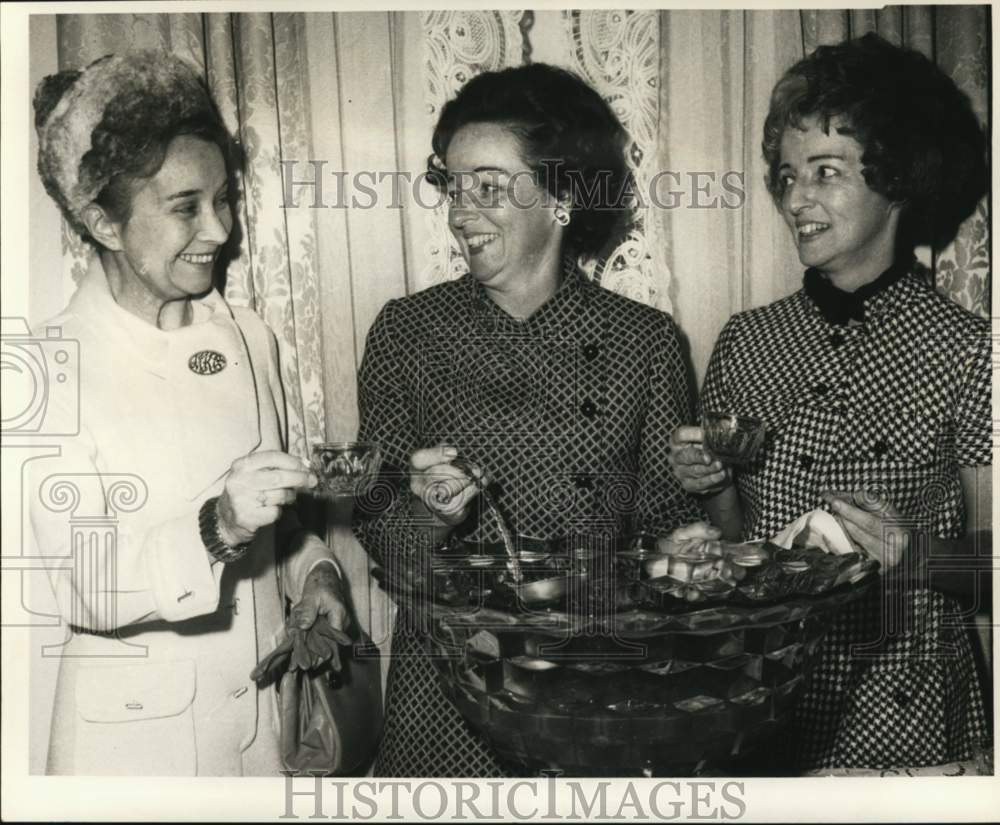 1969 Press Photo Le Petit Salon - Mrs. Wallace Walcker and Women - noc53480