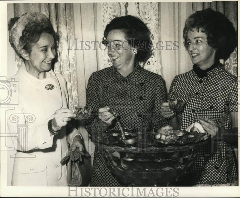 Load image into Gallery viewer, 1969 Press Photo Le Petit Salon - Mrs. Wallace Walcker and Women - noc53480
