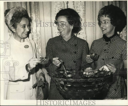 1969 Press Photo Le Petit Salon - Mrs. Wallace Walcker and Women - noc53480