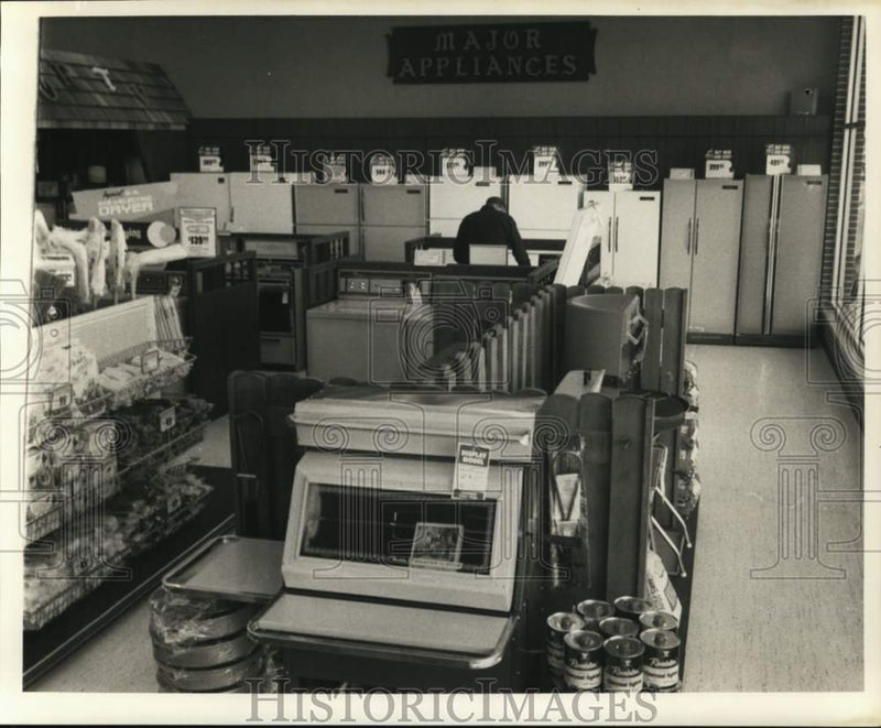 Load image into Gallery viewer, 1973 Press Photo Interior of Lakeside Western Auto store on Veterans Boulevard
