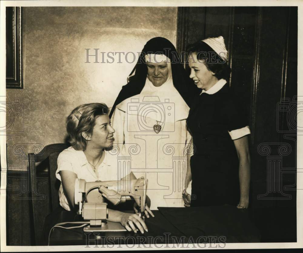 1960 Press Photo Opti&#39; Mrs. Presentation at House of Good Sheperd - noc53573