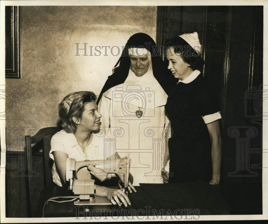 1960 Press Photo Opti' Mrs. Presentation at House of Good Sheperd - noc53573
