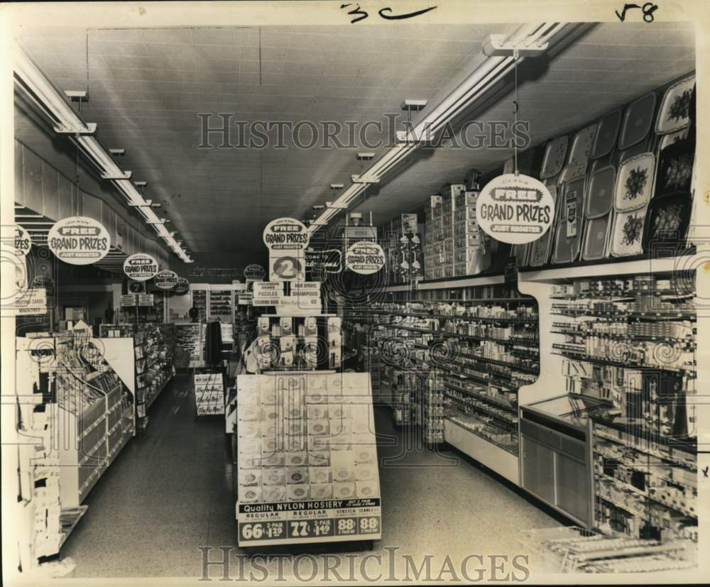 1960 Press Photo Interior view of remodeled Walgreen Drug Store - noc53588