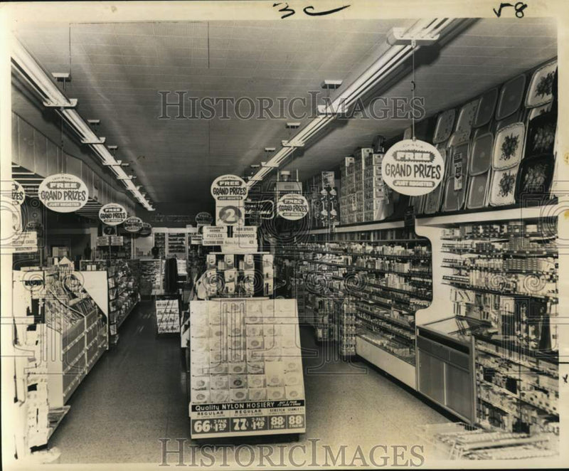 Load image into Gallery viewer, 1960 Press Photo Interior view of remodeled Walgreen Drug Store - noc53588
