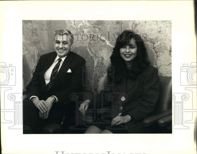 Load image into Gallery viewer, 1992 Press Photo Carmen Wales, Angel Carreras by world map in World Trade Center
