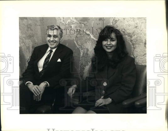 1992 Press Photo Carmen Wales, Angel Carreras by world map in World Trade Center