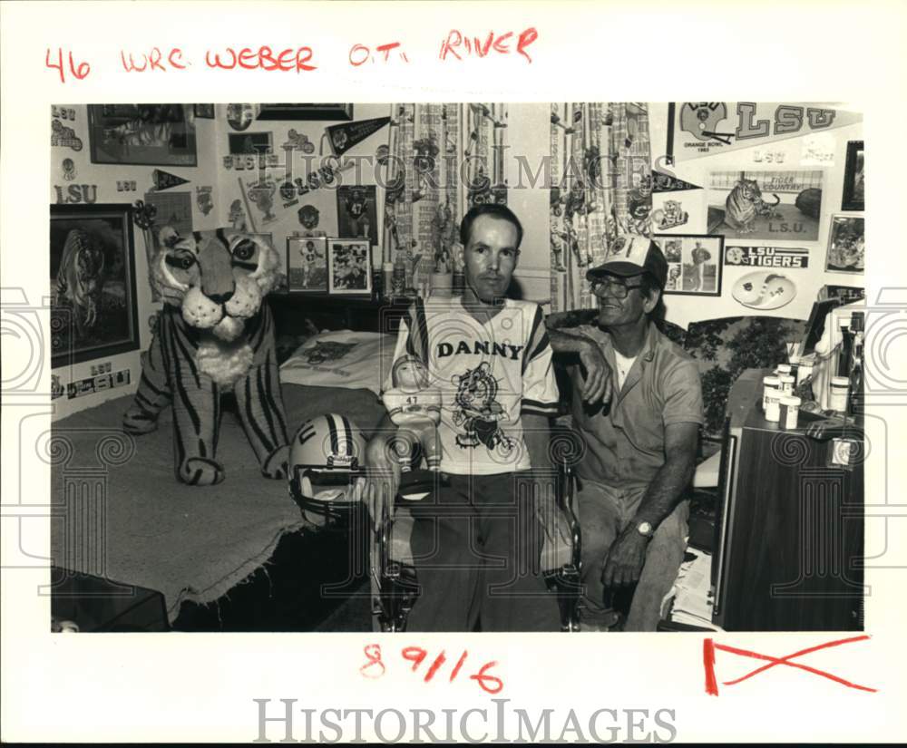 1985 Press Photo Danny Weber a paralytic with his father Dewey in his room- Historic Images