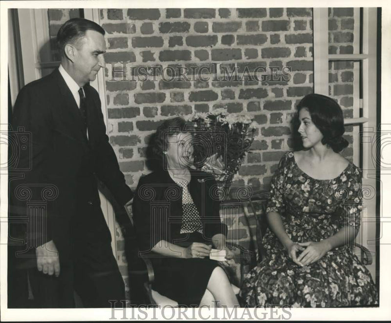 Load image into Gallery viewer, 1962 Press Photo Dr. &amp; Mrs. Gus F. Weber. Carolyn Egge at the Pre Game Party
