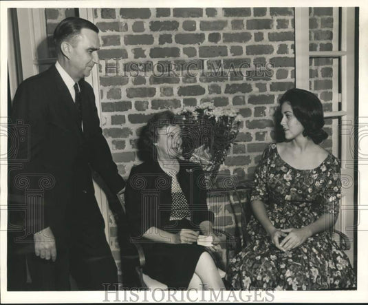 1962 Press Photo Dr. & Mrs. Gus F. Weber. Carolyn Egge at the Pre Game Party
