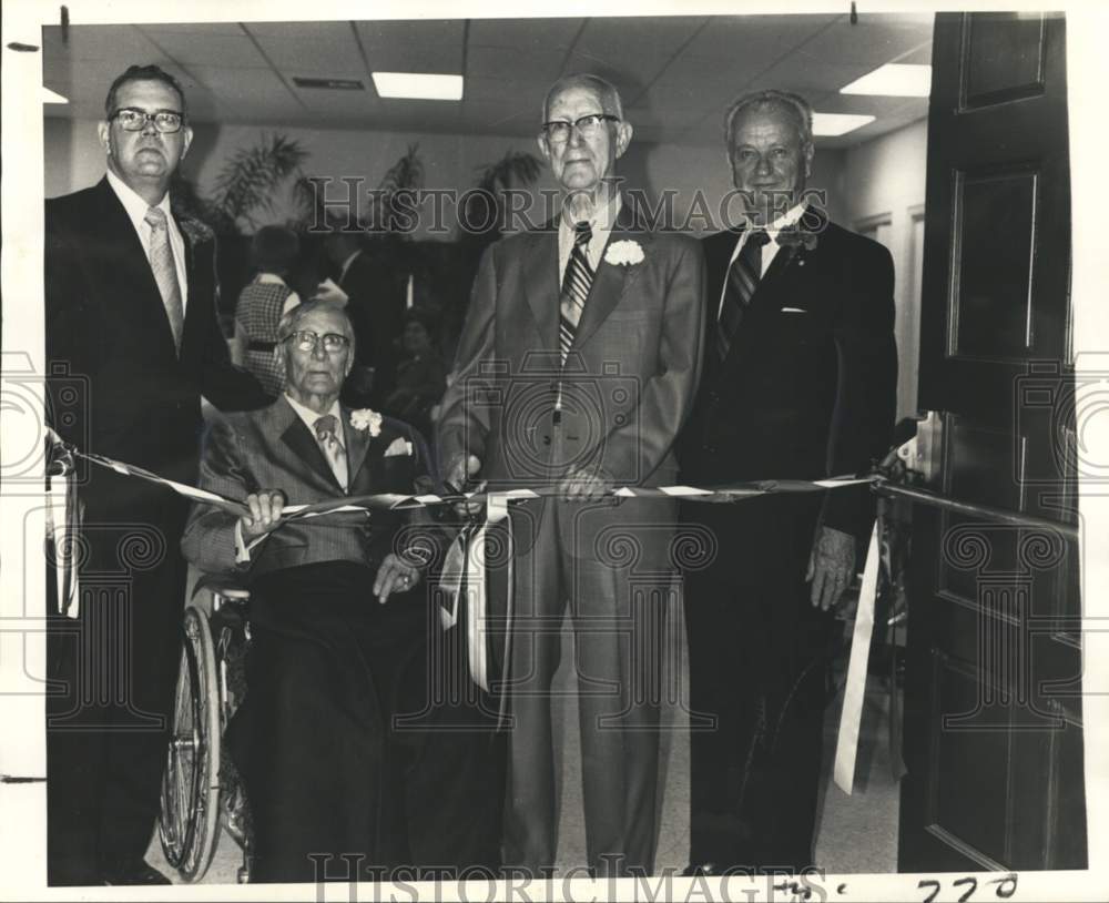 1972 Press Photo Ribbon cutting at Stumpf Memorial Hall, American Red Cross- Historic Images