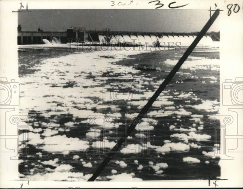 Load image into Gallery viewer, 1962 Press Photo Fluffs of foam below dam near Chicago from detergents
