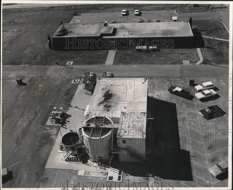 Load image into Gallery viewer, 1970 Press Photo Processing Building at L.P. &amp; L. Little Gypsy Plant, Louisiana
