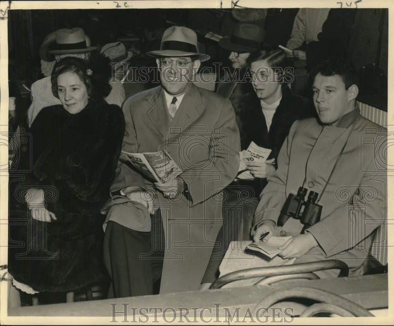 Load image into Gallery viewer, 1959 Press Photo Mr. and Mrs. Robert Simpson at event - noc54003
