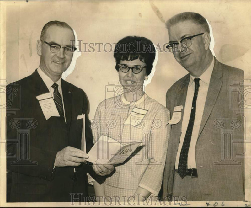Load image into Gallery viewer, 1964 Press Photo Attendees at Municipal Clerks conference at Monteleone Hotel
