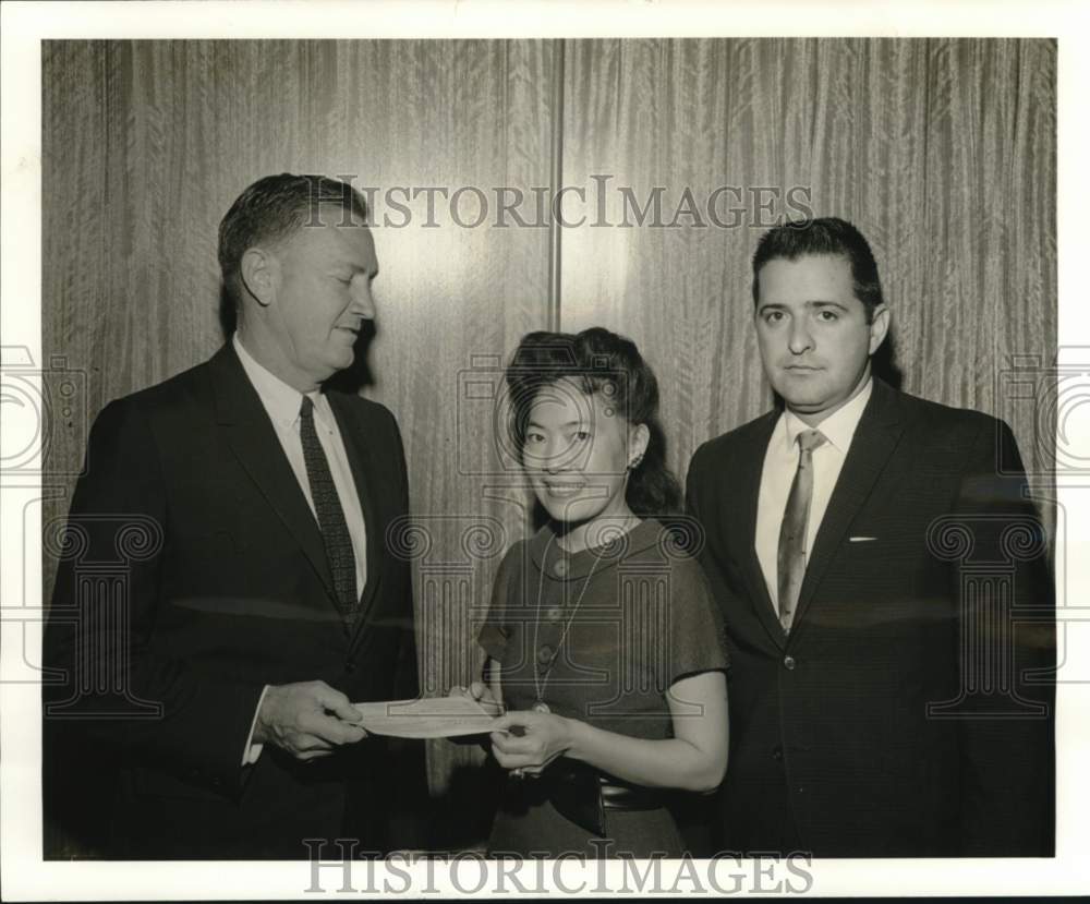 1966 Press Photo Tuberculosis Association of New Orleans Receives Donation
