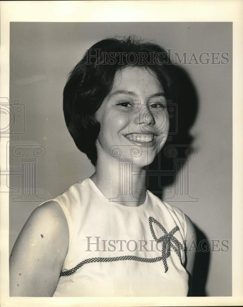 1965 Press Photo Darleen White poses for portrait - noc54105