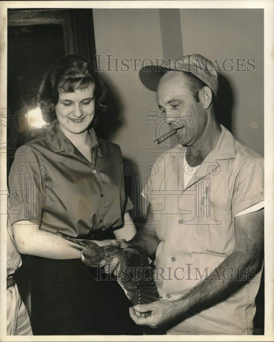1960 Press Photo Leslie Walgamotte caught this bird in National Bank of Commerce- Historic Images