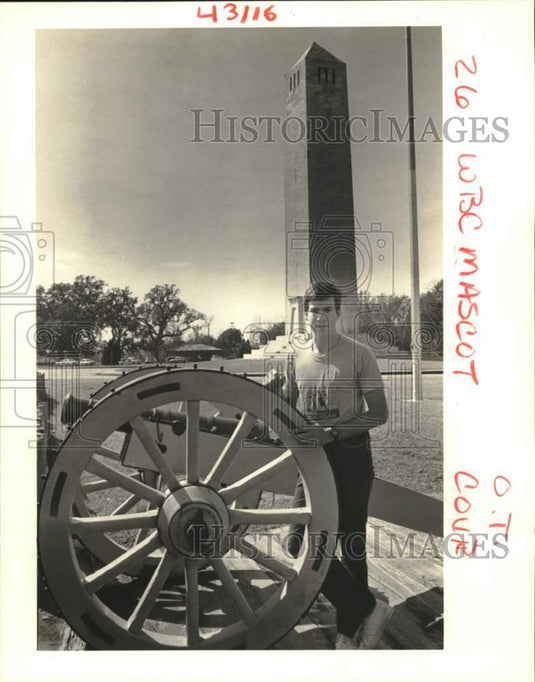 1985 Press Photo Fred Wallace with a cannon at Chalmette National Battlefield- Historic Images