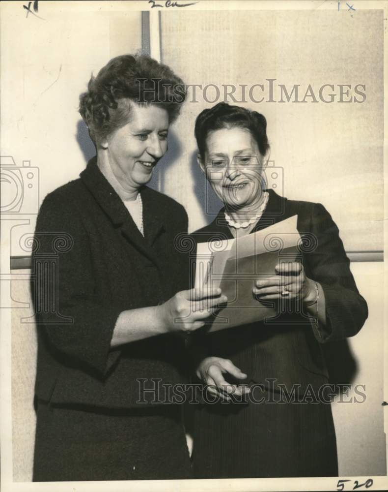 Load image into Gallery viewer, 1968 Press Photo Dorothy V. Wheeler &amp; Gertrude Cherescavich discuss symposium
