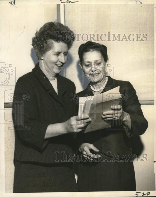 1968 Press Photo Dorothy V. Wheeler & Gertrude Cherescavich discuss symposium