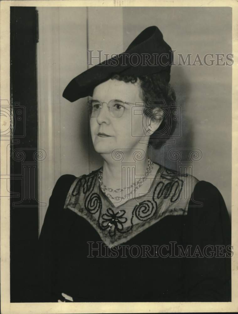 1942 Press Photo Mrs. Ewellt Weber member of club that deals with youth problems