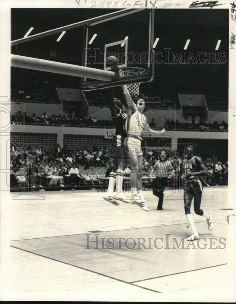 1978 Press Photo Rory White of John May basketball and Mike Page of Bucknell- Historic Images