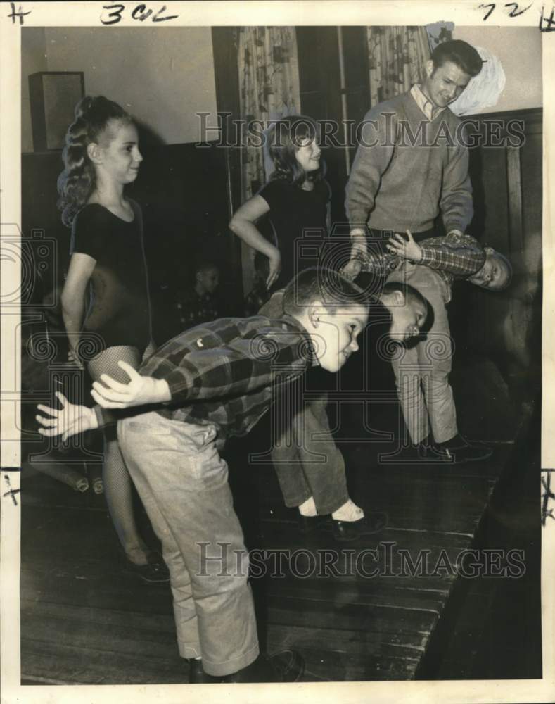 1968 Press Photo Waldo Burton Home - Doug Douglas and Children, New Orleans
