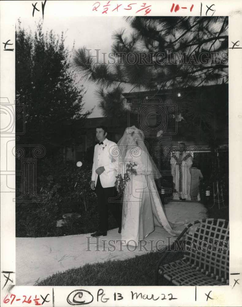Load image into Gallery viewer, 1970 Press Photo Gayle was escorted to altar by brother Thomas Keegan Jr.
