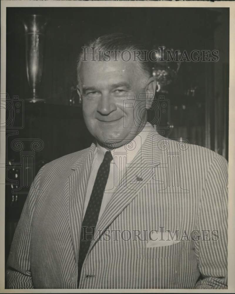 Load image into Gallery viewer, 1967 Press Photo Barry Whitehead, Racing Secretary at Fair Grounds - noc54422
