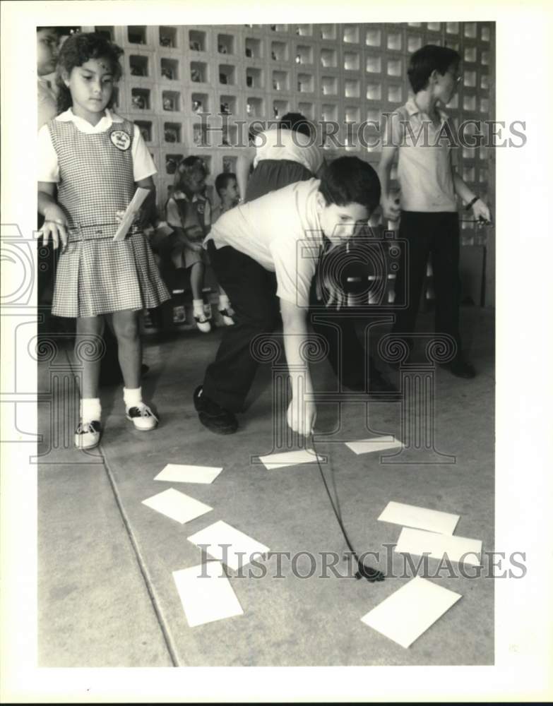 1990 Press Photo St. Joan of Arc students play Ã¢â‚¬Å“wacky whipperÃ¢â‚¬Â in Laplace- Historic Images