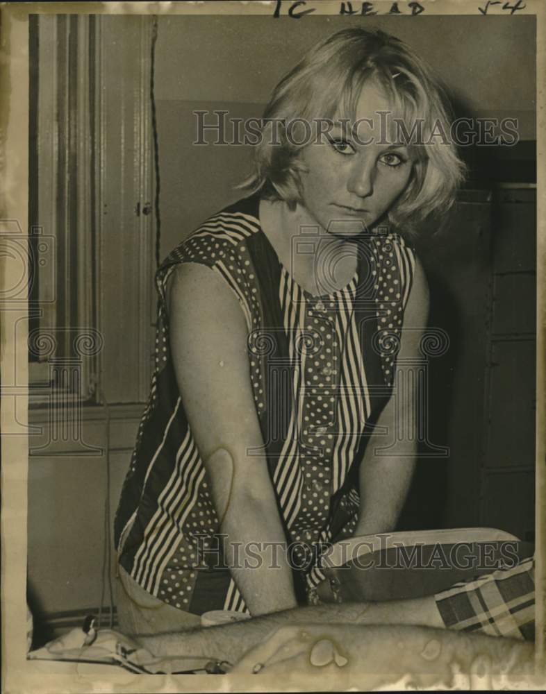 Load image into Gallery viewer, 1967 Press Photo Betty Wathan, arrested in New Orleans on drug and counterfeit

