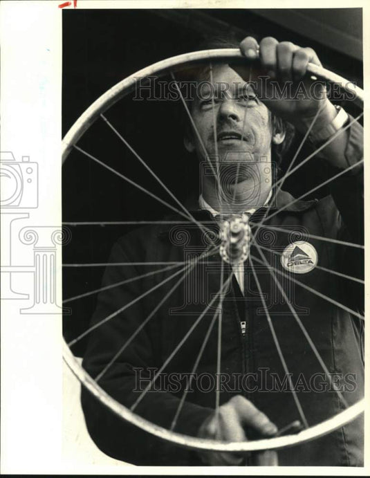 1984 Press Photo Charlie Watkins holds bicycle tire in LaPlace- Historic Images