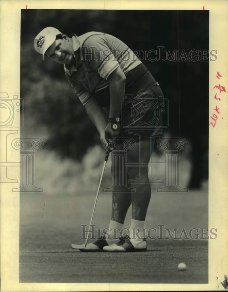 1990 Press Photo Paul Wagues plays golf - noc54769- Historic Images