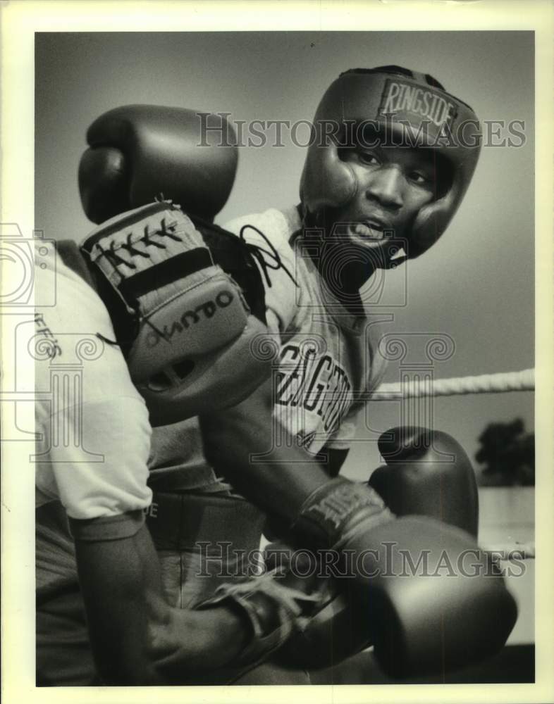 1988 Press Photo Earl Weaver III in boxing match for Navy Relief Fundraiser- Historic Images