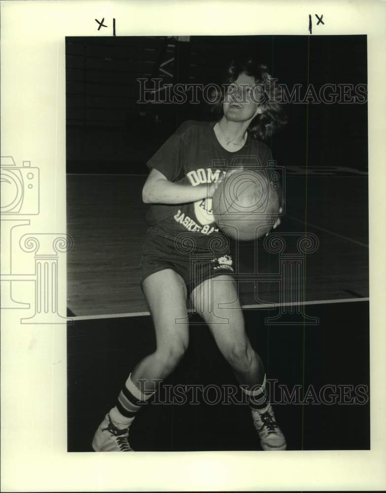 1982 Press Photo Chris Walsh smiles as she plays basketball - noc54997- Historic Images