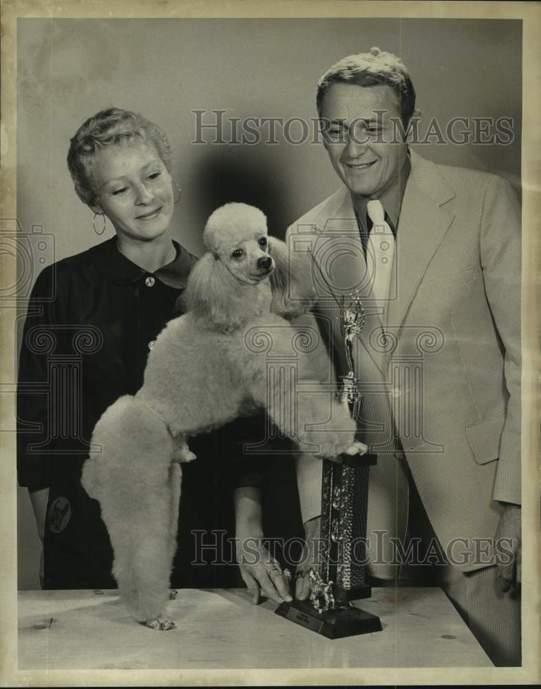 Load image into Gallery viewer, 1974 Press Photo Mrs. Lea Anderson with Cecil R. Webb and Dog named Rusty Gold
