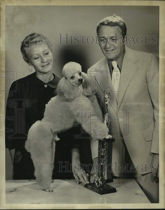 1974 Press Photo Mrs. Lea Anderson with Cecil R. Webb and Dog named Rusty Gold