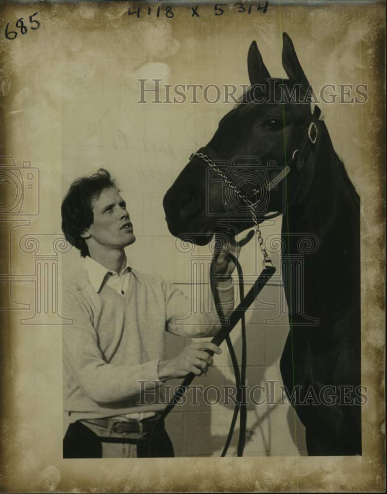 1980 Press Photo Trainer Timmy Walker With Prize Horse &quot;Joy Returned&quot;- Historic Images