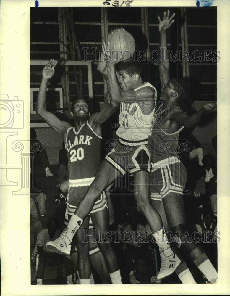 1987 Press Photo Walker&#39;s Doral Hill with a rebound between Clark players- Historic Images