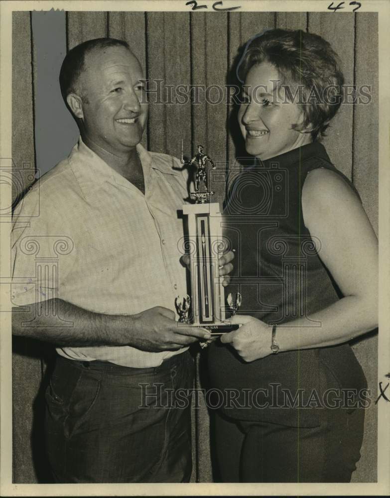 1971 Press Photo Capt. Walton presents trophy Champion Fisherette Mrs. Schuster- Historic Images