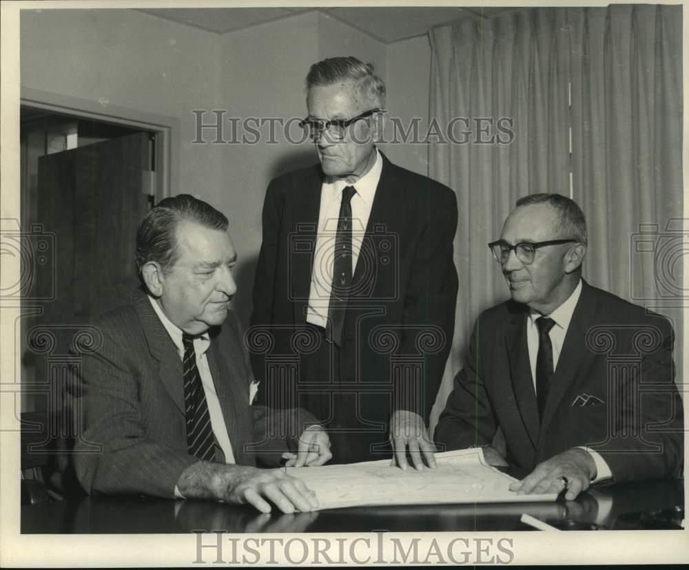 1969 Press Photo Officials at Public Belt Railroad at International Trade Mart