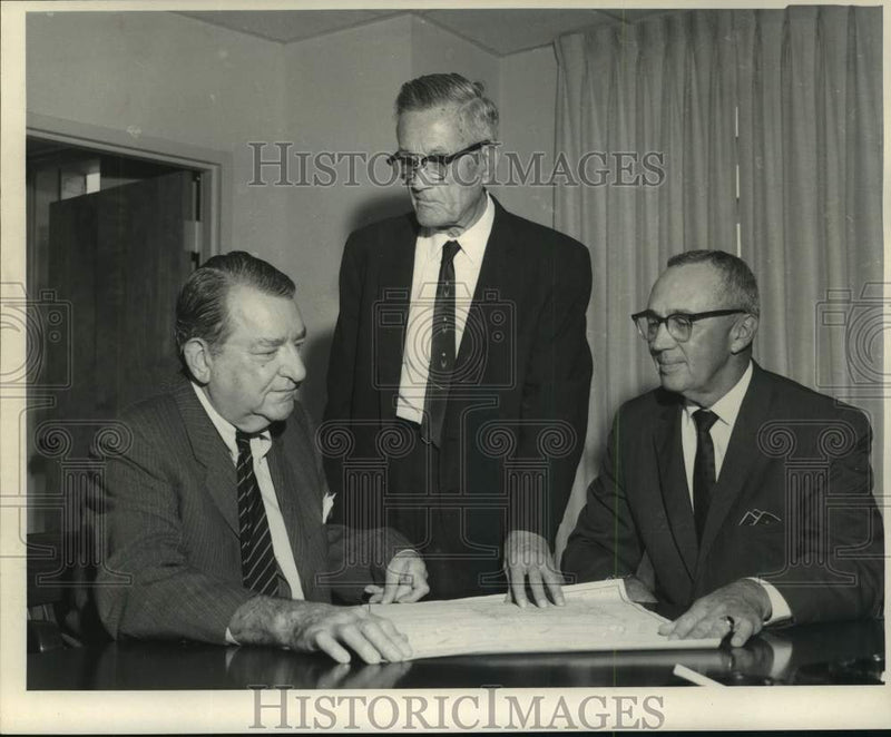 Load image into Gallery viewer, 1969 Press Photo Officials at Public Belt Railroad at International Trade Mart
