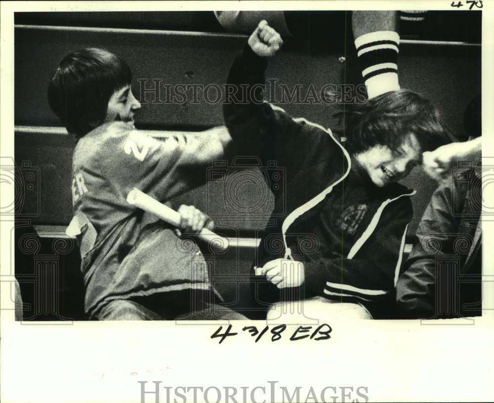 1978 Press Photo Boys Play In Bleachers At Celebrity Volleyball Tournament- Historic Images