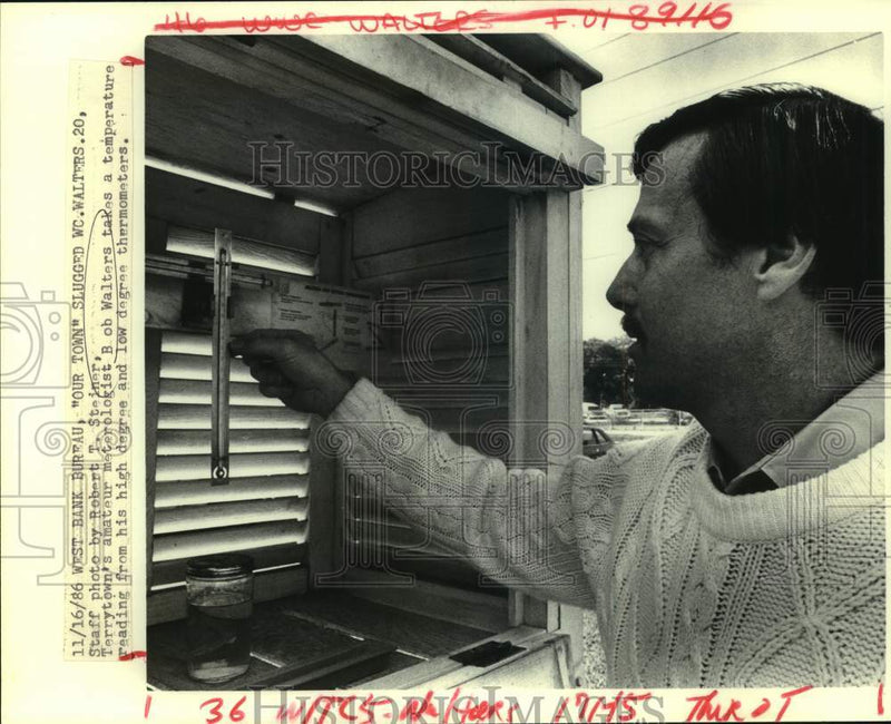 Load image into Gallery viewer, 1988 Press Photo Terrytown's Amateur Meteorologist Bob Walters takes temperature
